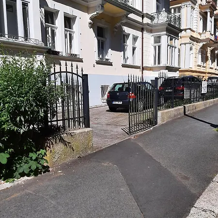 S Terasou A Parkováním Zdarma V Lázeňském Centru Appartamento *